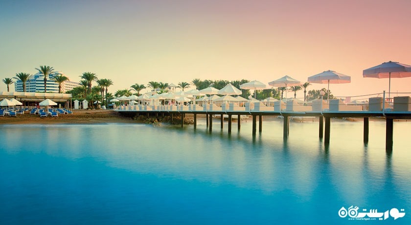 نمای ساحل و ساختمان هتل